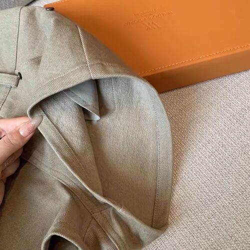 Khaki-colored American-style high-waisted, figure-flattering, bodycon denim shorts—perfect for bold, laid-back, and casual wide-leg pants this summer!