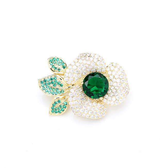 Elegant tvåfärgad kameliabrosch med glittrande diamanter_voghion.com