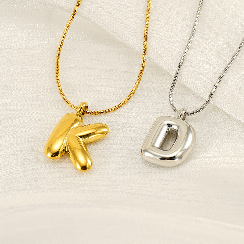 Burbujas transfronterizas 26 letras inglesas colgante brillante collar nicho universal oro acero titanio joyería collar