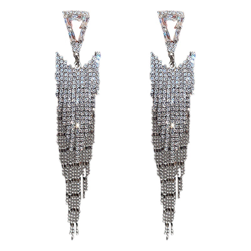 Pendientes de borla de diamante de triángulo de aguja de plata Pendientes exagerados de moda europea y americana Elegante Luz de lujo de alto grado Pendientes de celebridades en línea