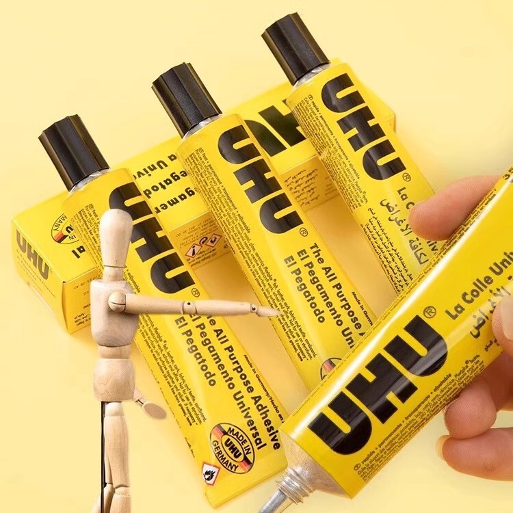 UHU強力接着剤は手でしっかりと接着しています。|undefined