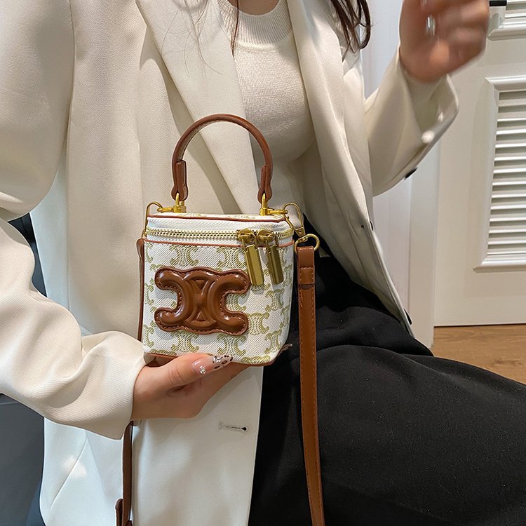 Cada bolso femenino es un trabajo minucioso del diseñador.