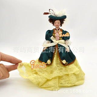 1:12娃娃屋DOLLHOUSE迷你陶瓷人偶 维多利亚绿裙羽帽女士