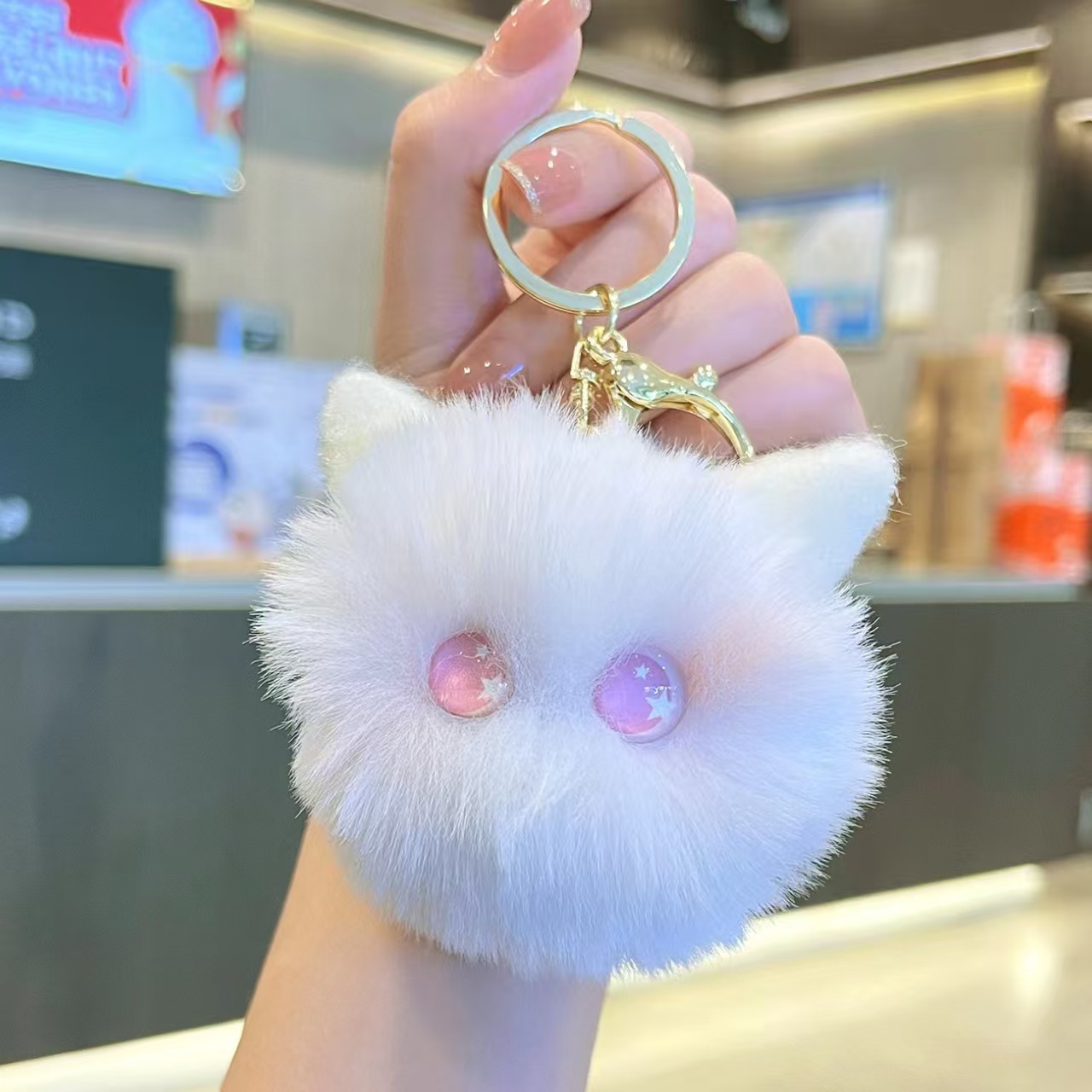 고양이 머리 핑크색 눈