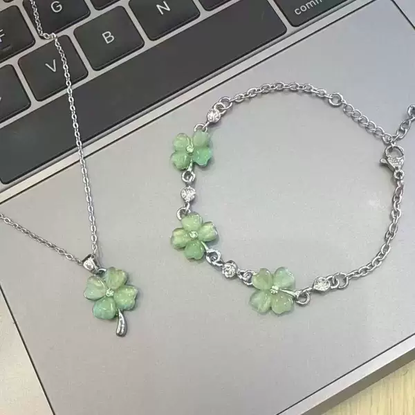 Forest Style Small Fresh Green Lucky Four-Leaf Clover Bracelet for Women Summer Sweet Niche Design Bestie Bracelet