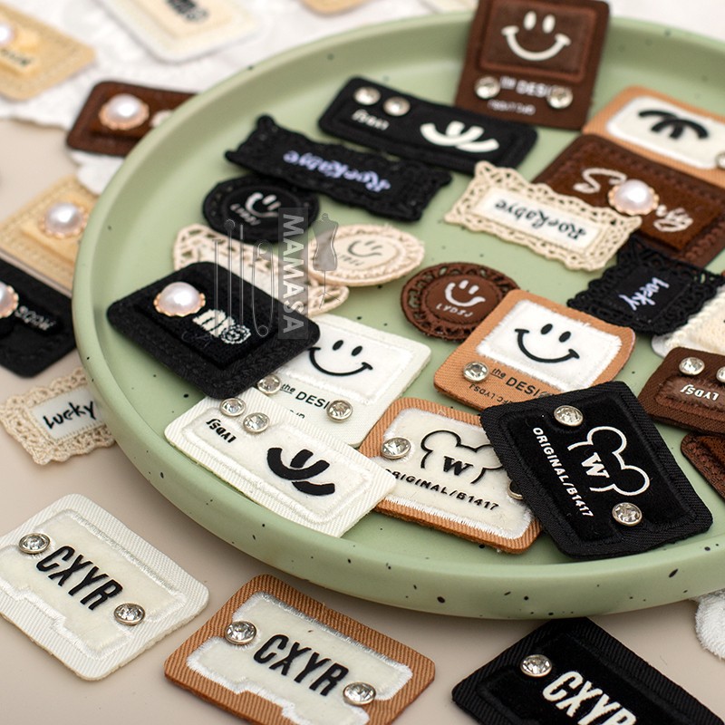 2025年爆款质感服装布贴布标 手工珍珠钻石蕾丝镂空标签补丁