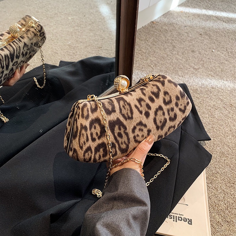 Bolso de hombro europeo y americano, bolso de mano para la cena, 2024 nuevo patrón de leopardo de moda, bolso de mujer de cadena popular.