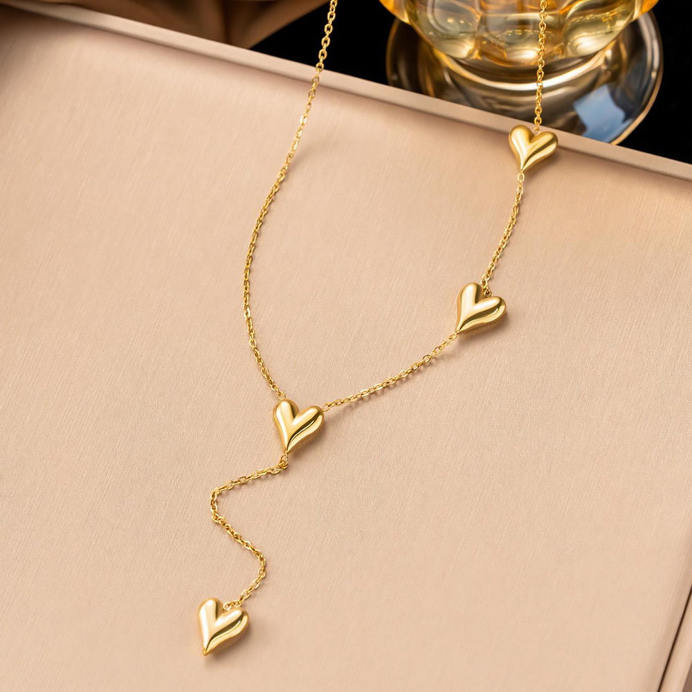 [collar de acero de titanio dorado + acero] collar de amor de nicho con cadena de clavícula avanzada en la moda de lujo ligero femenino