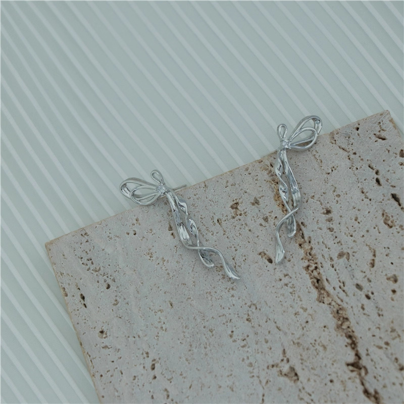 Nicho sentido de diseño de plata esterlina actividad cool guapo aretes de aretes variados para mujeres lujo ligero de alto nivel sensación de cara cuadrada pernos de aretes