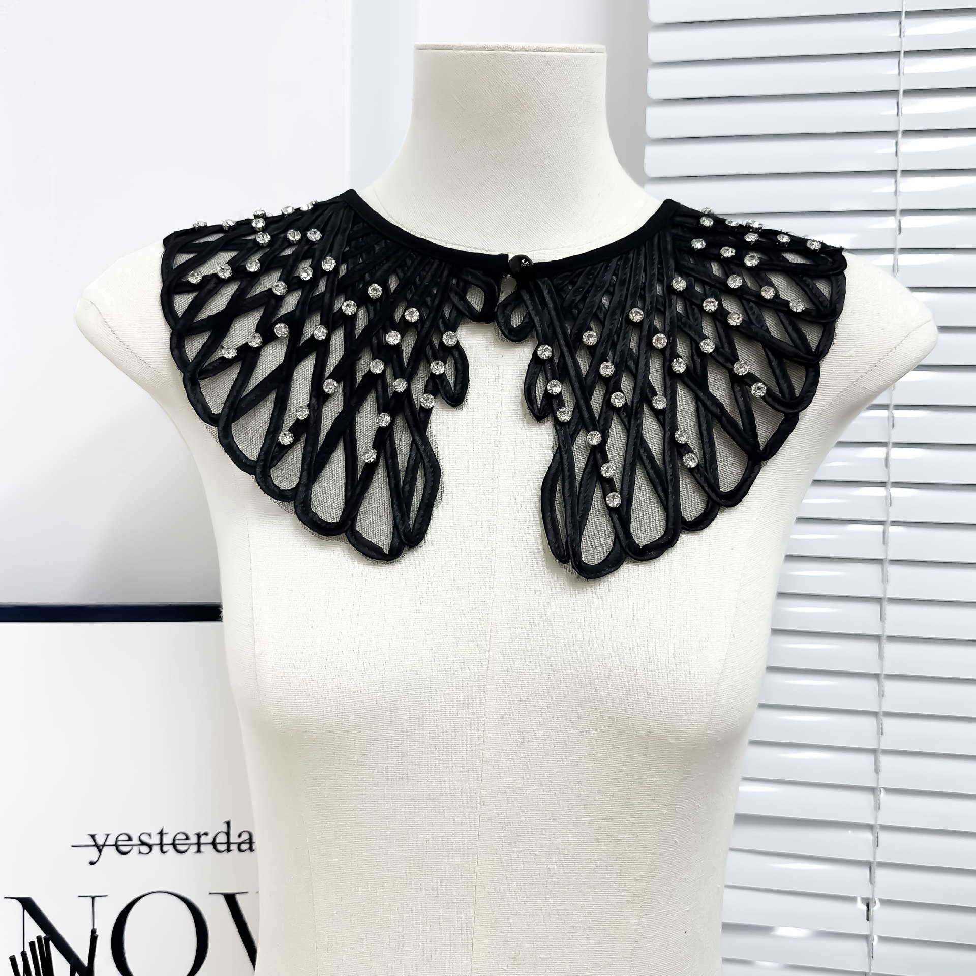 2025, cuentas de encaje hueco de moda cuello falso, camisa interior, suéter, cuello decorado, al por mayor.
