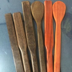 鶏の羽の木をたたいて背中の痛みをマッサージします。