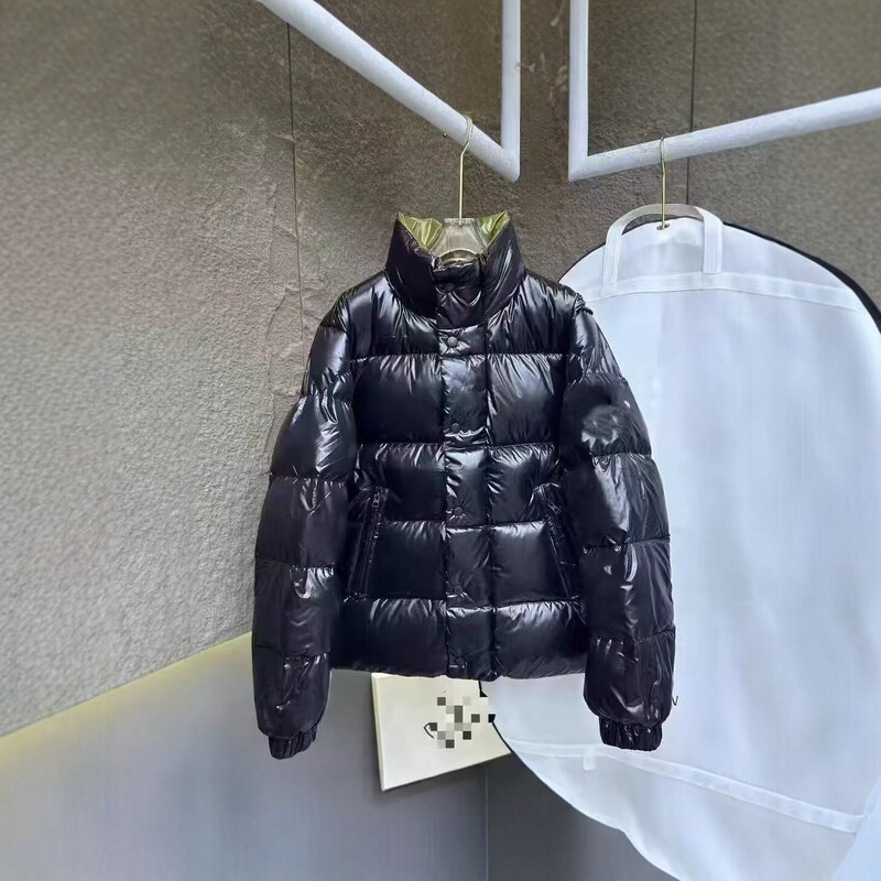 2026 new model, Montblanc brand, shiny short down jacket for women, high version, black and gold color block, stand-up collar, puffer jacket, in stock