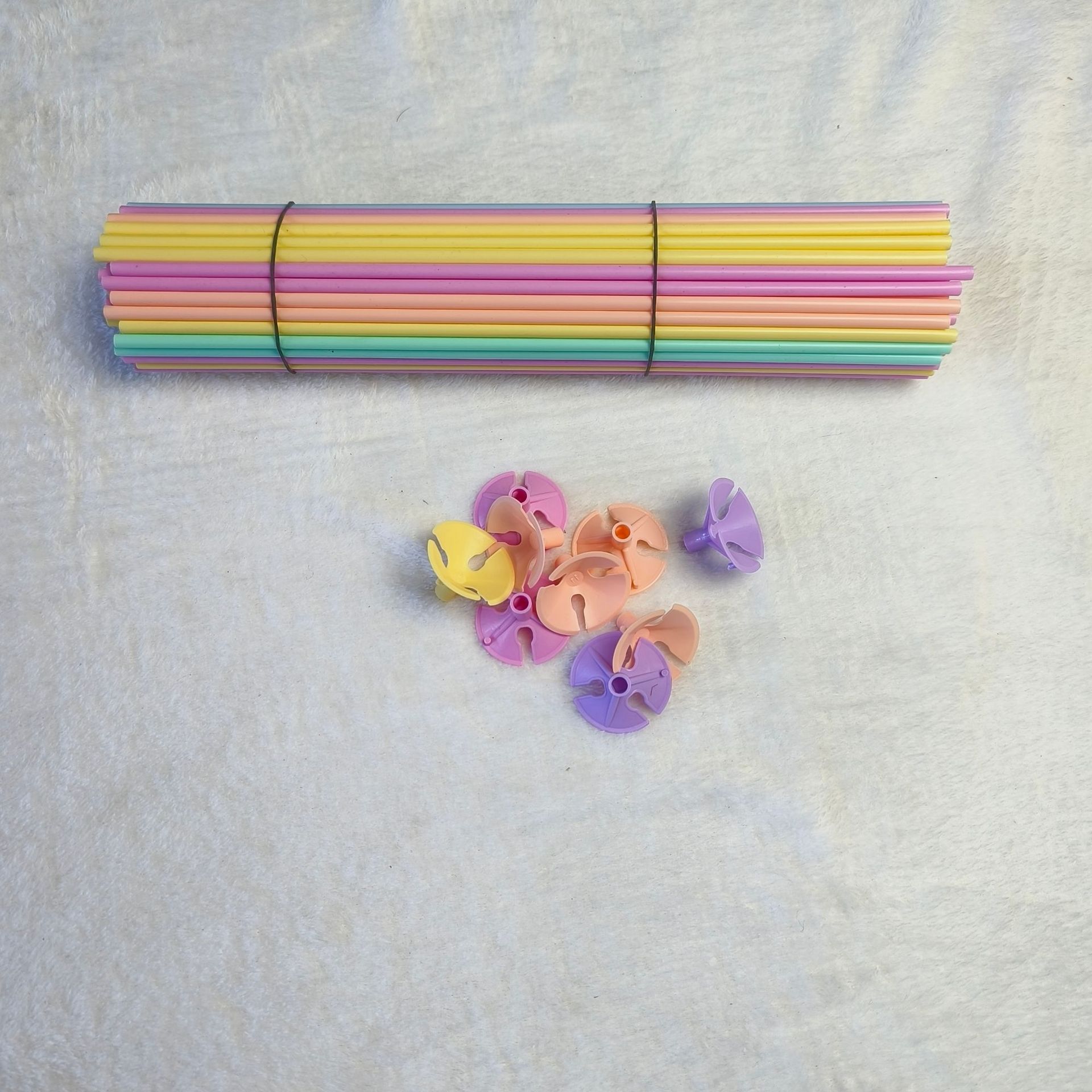 Fábrica al por mayor engrosada globo varilla soporte accesorios de plástico alargado engrosado globo varilla macaron color boda diseño