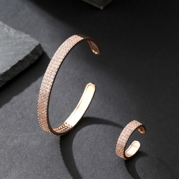 Fashionable bracelet with zircon