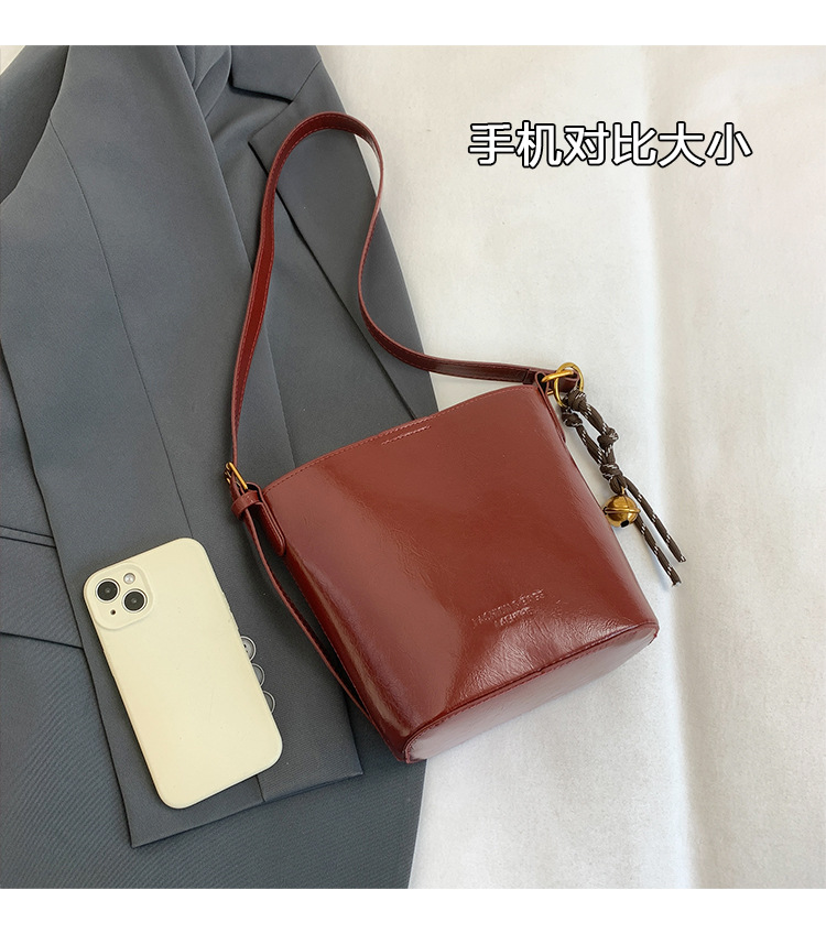 This year, the retro and fashionable women's 2024 new models are popular. This year, single-shoulder crossbody bags, large-capacity hand-held bucket bags, and cross-border bags are all in vogue Item Picture
