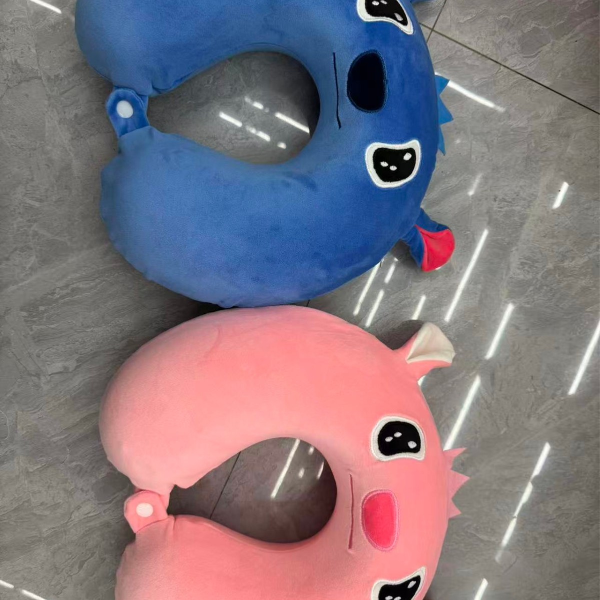Almohada en forma de U al por mayor transfronteriza de algodón de memoria doble pico desmontable una variedad de almohada de siesta en avión almohada portátil de protección del cuello almohada