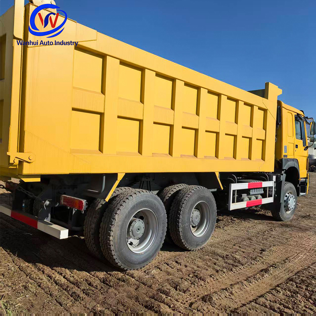 Cross-Border Supply of Refurbished Eight-Wheel Dump Trucks, Sinotruk Howo Engineering Dump Trucks, 6X4 Sand and Gravel Transport Trucks