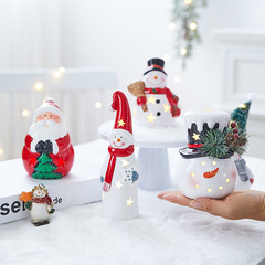 クリスマス陶磁器のぬいぐるみが老人雪だるまの小さなプレゼントを飾ってクリスマス装飾用品の祝日プレゼントを飾っている
