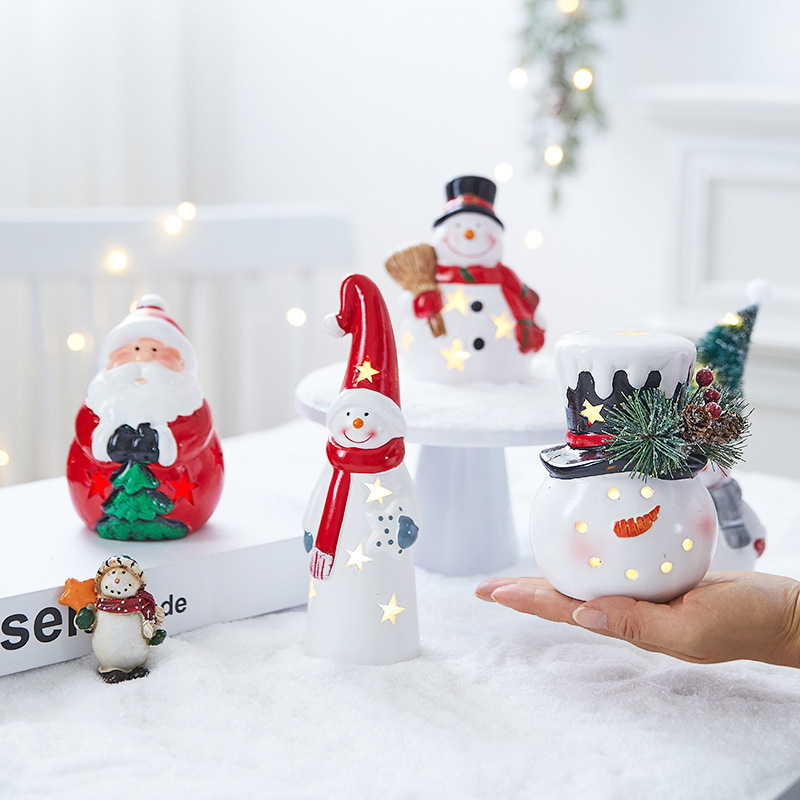 クリスマス陶磁器のぬいぐるみが老人雪だるまの小さなプレゼントを飾ってクリスマス装飾用品の祝日プレゼントを飾っている|undefined