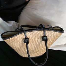 2025新品网红同款时尚百搭草编撞色水桶敞口设计单肩手提包包女潮