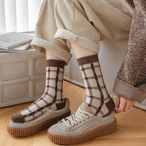Wool socks women's mid-calf socks autumn and winter ins trendy Japanese internet celebrity green thickened warm long tube flower socks