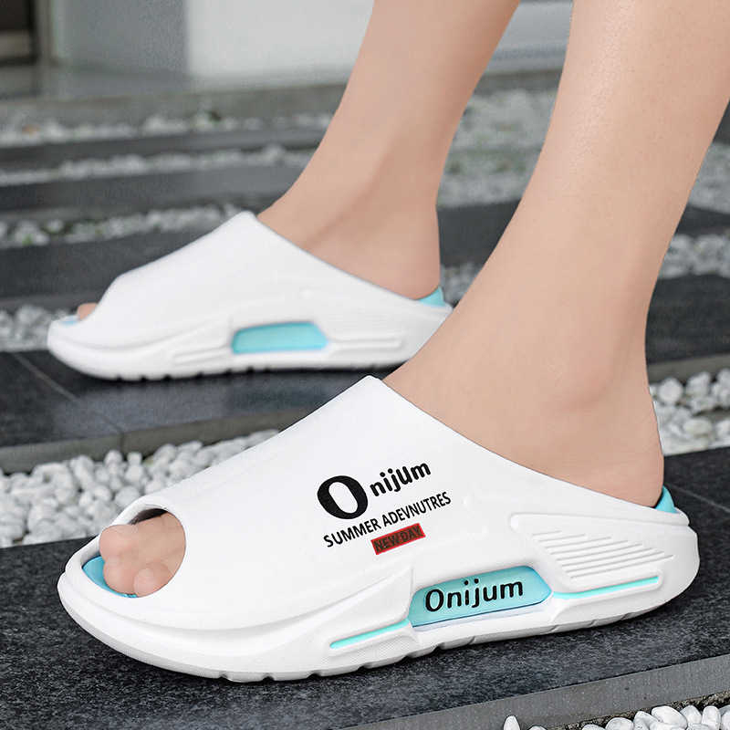 Zapatillas de pareja de verano 2025, talla grande, tendencia coreana, chanclas exteriores, moda casual, zapatillas de interior con sentido de mierda