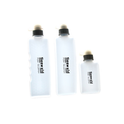 户外运动水壶跑步便携挤压式运动腰包扁水壶弧形水壶男女运动水杯