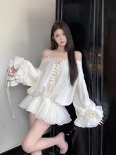 一字肩花朵绑带长袖连衣裙女夏季法式白色短裙设计感收腰a字裙子