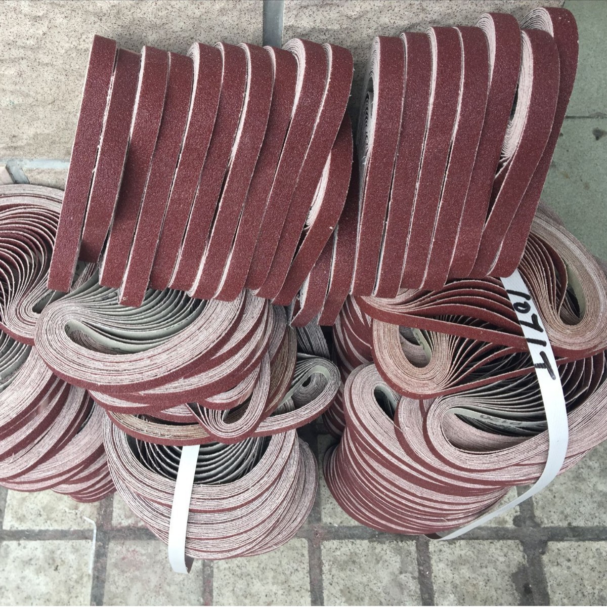 En existencia Mitsubishi GXK51-B Correa abrasiva 457X13 anillo de corindón marrón Correa abrasiva Comercio exterior Correa abrasiva ventas directas de la fábrica