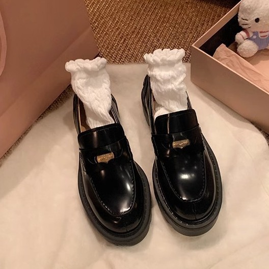 Versión de piel de vaca ~ Grape Mom mismo estilo, moneda de oro pequeña, punta redonda, tacón grueso, zapatos Lefu, zapatos de cuero de plataforma para mujer