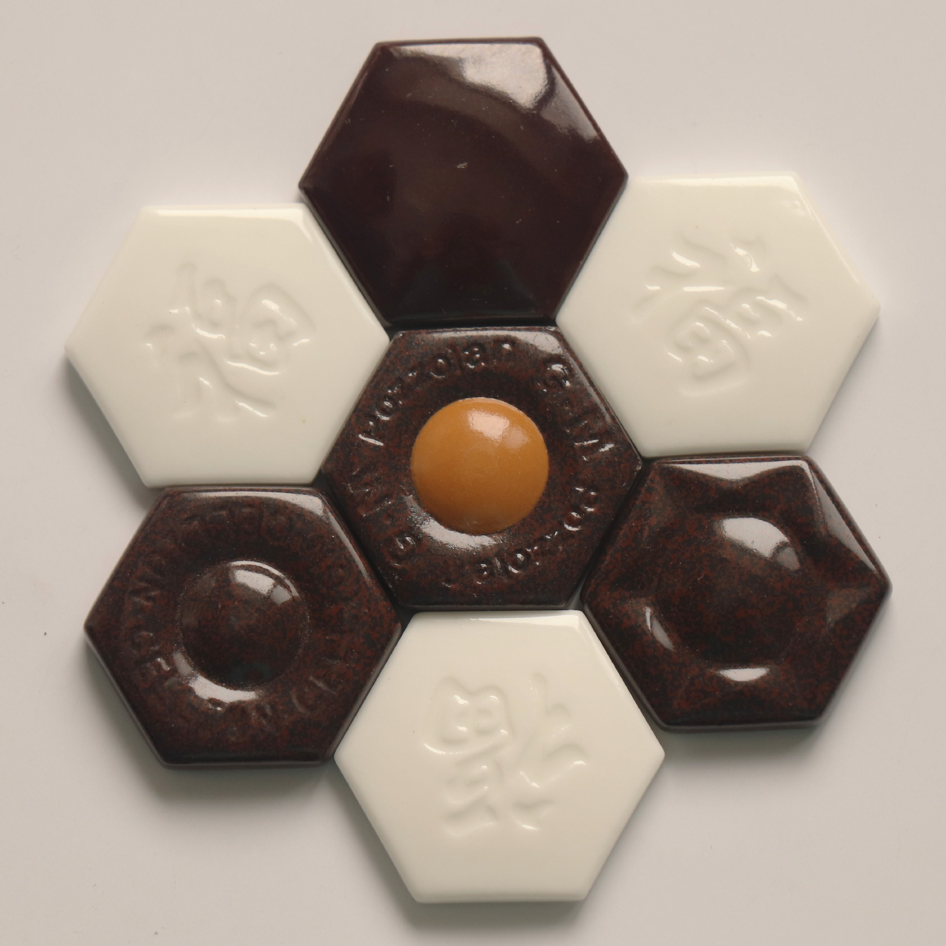 供应汗蒸房床垫坐垫用锗石六角片面包型六角锗石片 远红外陶瓷片