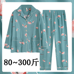 パジャマの中でお年寄りの女性は50歳から60歳まで太っています。