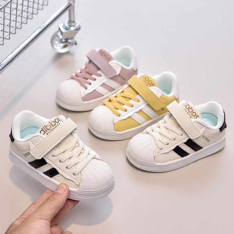 Zapatos de niñas conchas de cabeza zapatos 2025 nuevos zapatos blancos para niños marca de moda universal zapatos deportivos para niños zapatos para bebés