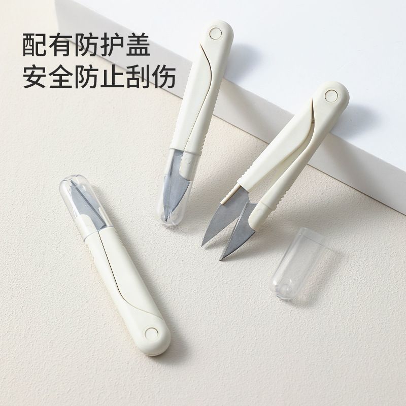蓋付きのスプリング付きのハサミは裁縫ハサミを切ります。|undefined