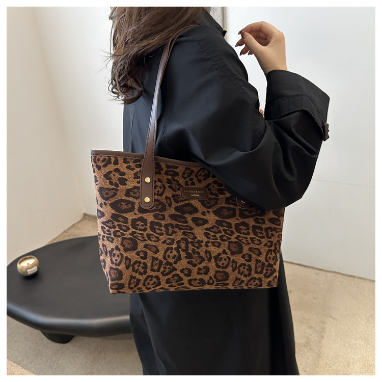 This is a new 2024 trendy and stylish large-capacity handbag for women. It is a fashionable and stylish single-shoulder tote bag for autumn and winter undefined
