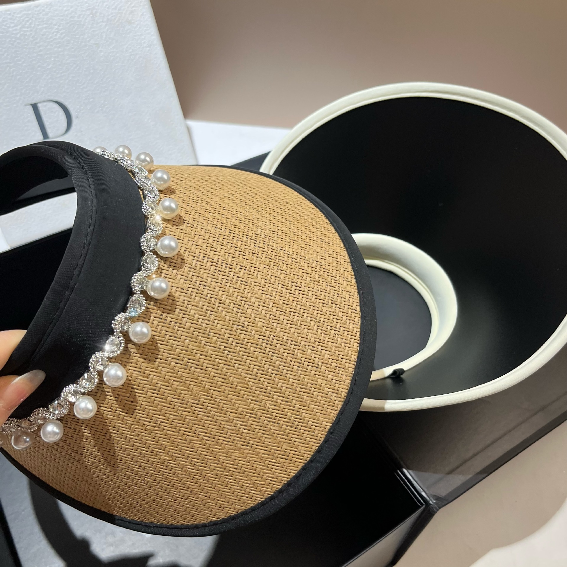 Korean version of Xiaoxiangfeng light luxury pearl rhinestone hollow top for women's summer outdoor travel, lightweight_voghion.com