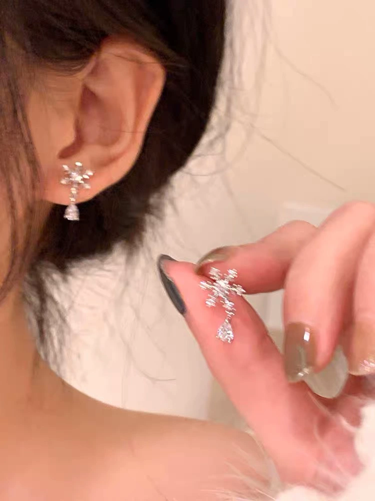 Asymmetrical Earrings, European Style for Elderly, Christmas Motifs, Lightweight 10 cm