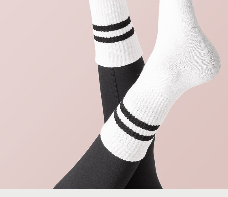 Women's Sports Stripe Solid Color Cotton Crew Socks A Pair display picture 1