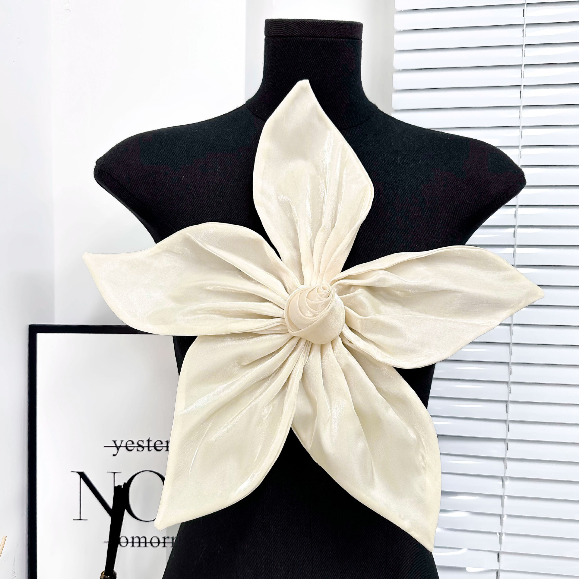 Nuevo diseño europeo y americano simple sensación de decoración de tela flor estereoscópica flor de pecho tela accesorios chaqueta corta cabina de manga image 3