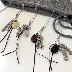 韓国の博主の同モデルの水筒のペンダントのネックレスは斜めにバッグのペンダントのブドウのフリンジの大衆にまたがって毛の服のチェーンの女性を設計します。