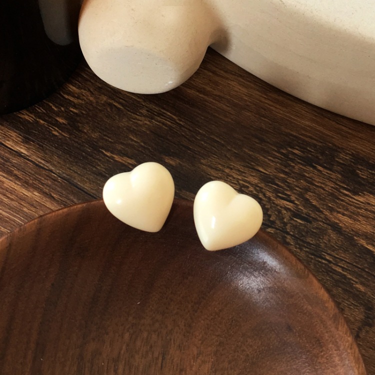 Fashion White Heart-shape Resin Earrings Wholesale display picture 12