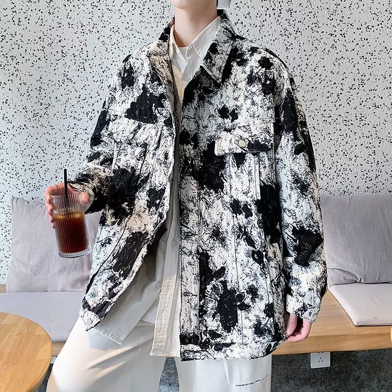 Giacca in denim tinto in cravatta, marchio trendy da uomo in un bel top da strada fritto ruffiano, vestibilità ampia per coppie primaverili e autunnali_voghion.com