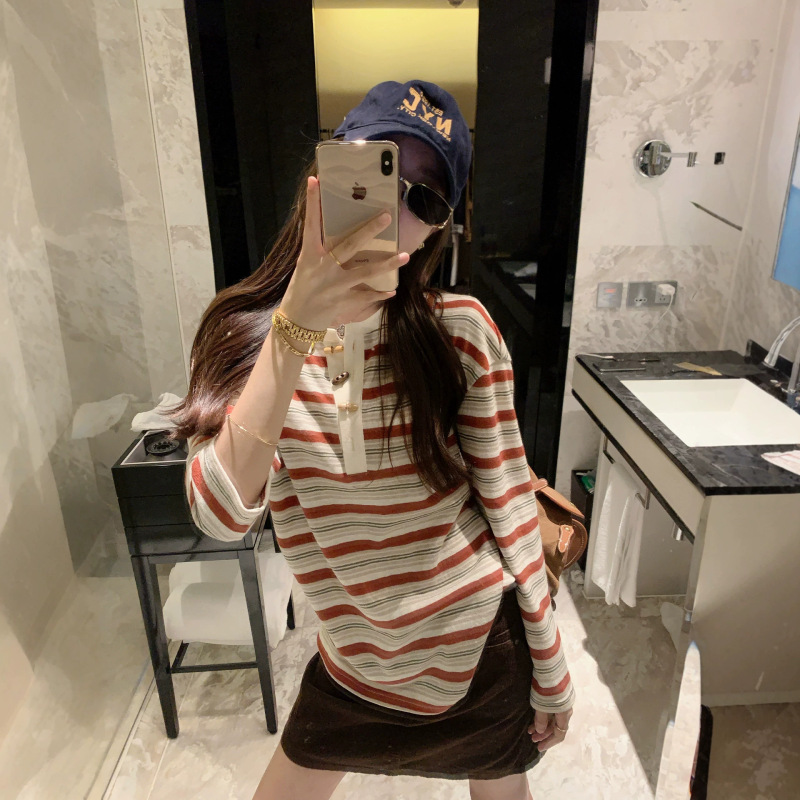 Korean-style striped long-sleeve T-shirt with horn buttons and a Henley collar, women's autumn 2026 new loose-fit versatile base layer top Korean-style striped long-sleeve T-shirt with horn buttons and a Henley collar, women's autumn 2026 new loose-fit versatile base layer top