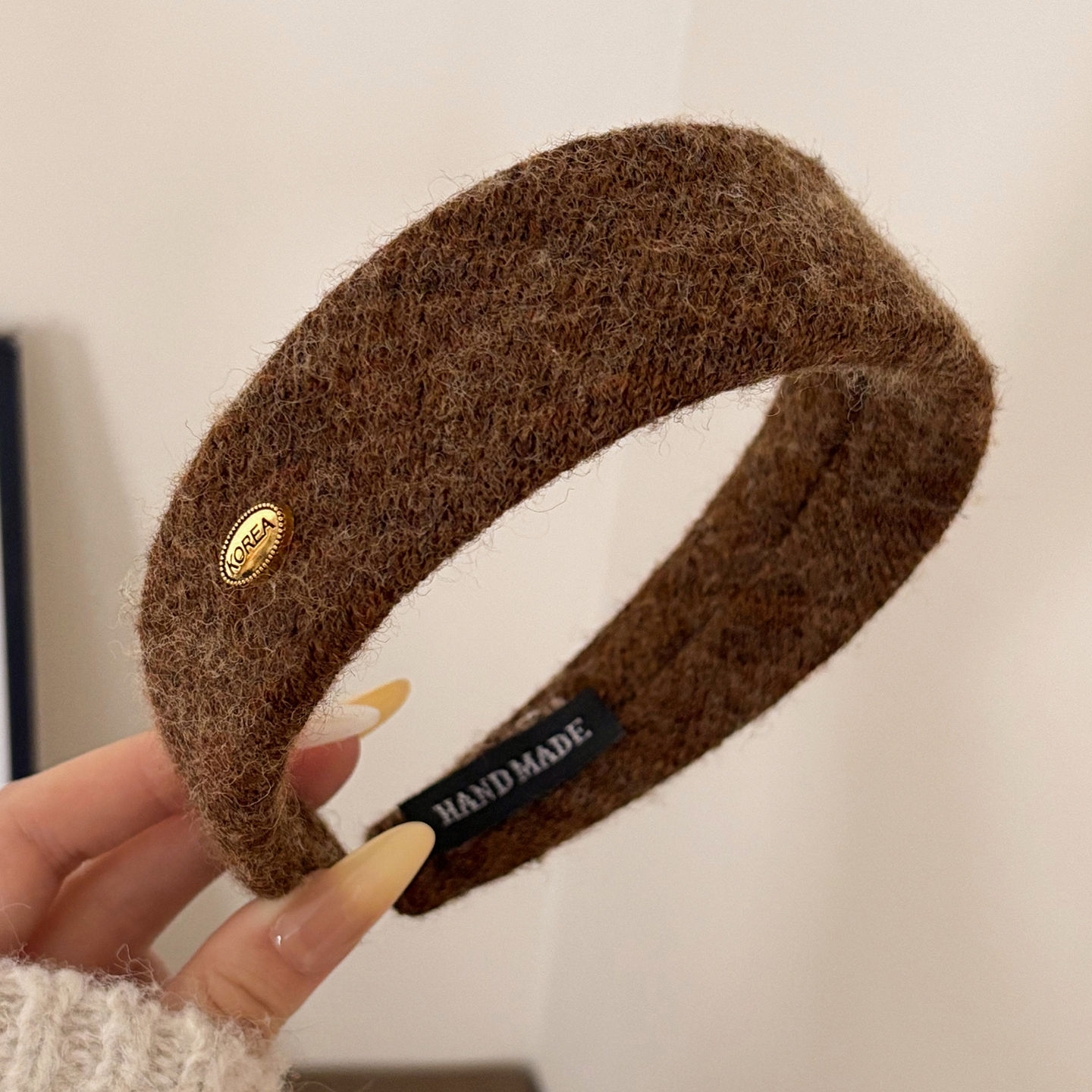 2025 nuevo otoño y invierno lana banda ancha de cabello de mujer banda de cabello de alta sensación retro puerto ventana banda de cabello fuera de la tarjeta de cabello adornamiento