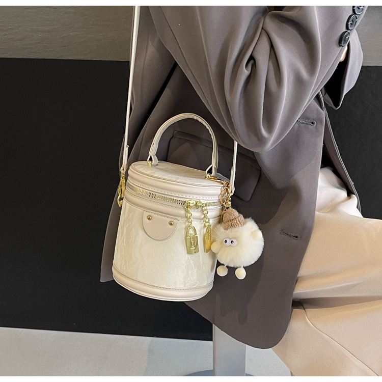 Wholesale Women's Handbags, Makeup Bags 2024 New Arrival Unique High-End Satin Chinese Style Small Bucket Bags with Handles Women's Bags
