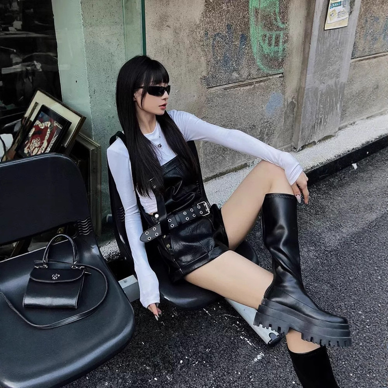 Hot Girl Autum Loose Casual Round Neck Bottoming Shirt + Hong Kong Style Retro Pu Leather Black Overalls Two-Piece Set for Women
