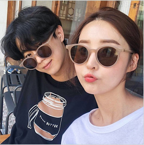 Personalized retro ultra-light round-frame sunglasses, candy-colored street photography sunglasses for female internet celebrities, the same style with sun protection and UV protection