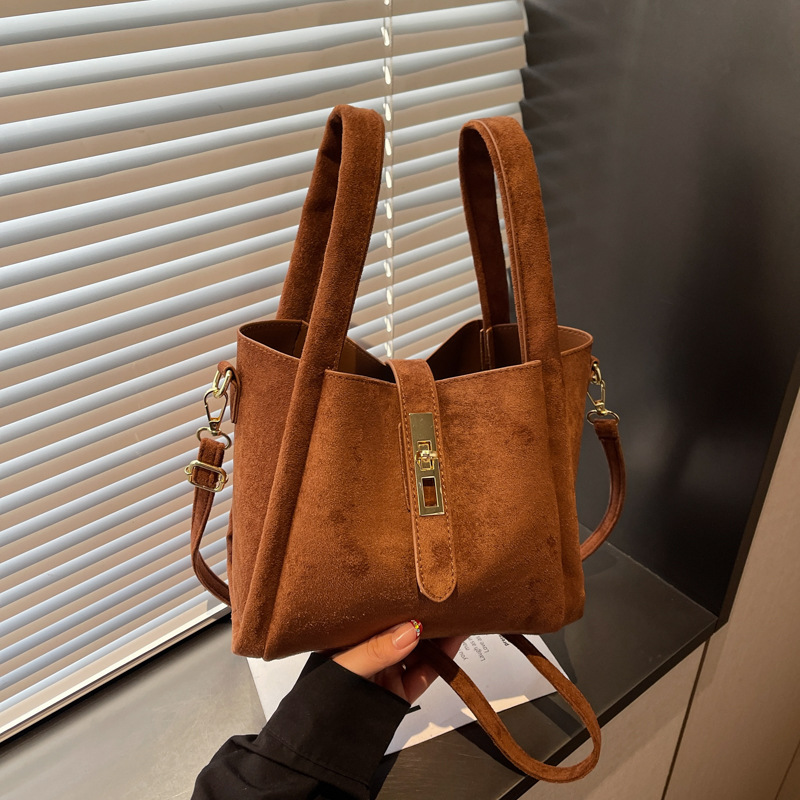 스웨이드 브라운