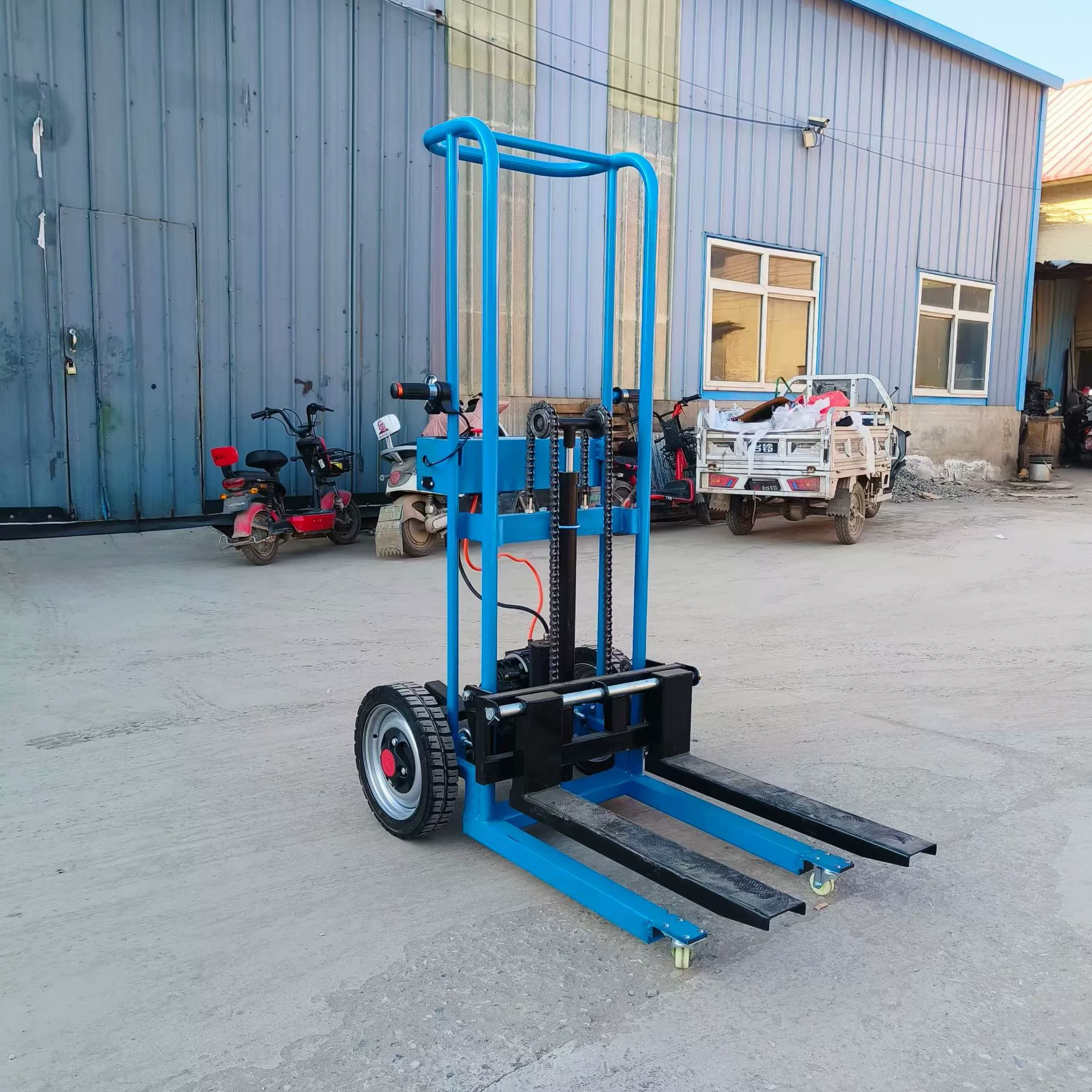 Электрический регулируемый портативный малый вилочный погрузчик Tiger Truck с гидравлическим подъемом и опусканием для логистики и складирования, ручной толкаемый погрузчик.