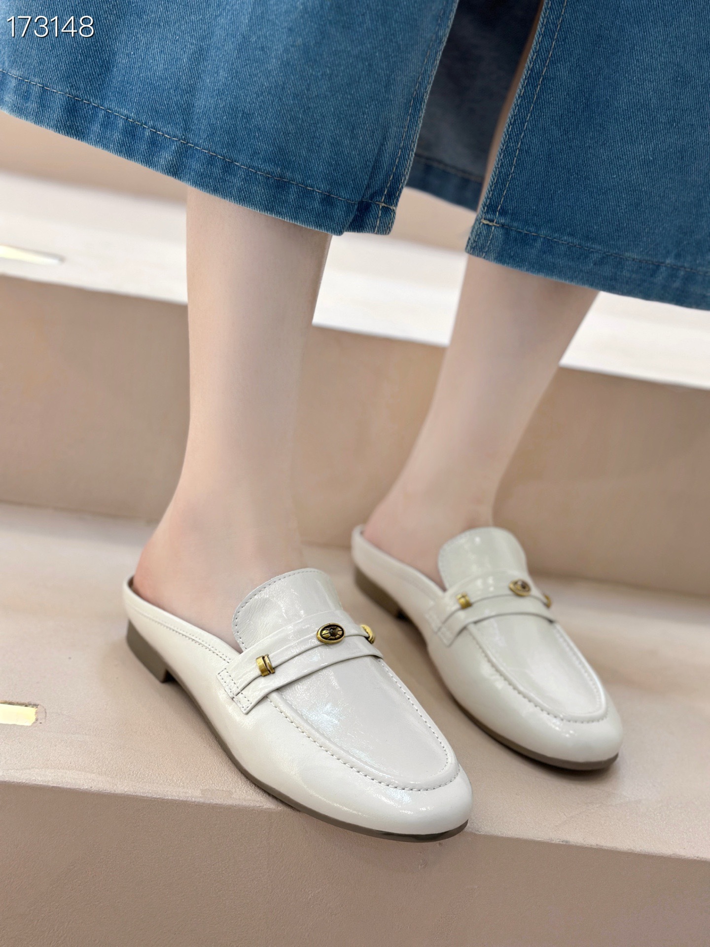 Dép sandal nữ quai chữ V đế bằng da thật thoáng khí mùa hè — Màu trắng be chi tiết 1